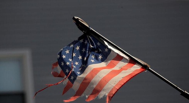 علم أمريكي ممزق أمام مستشفى في نيويورك