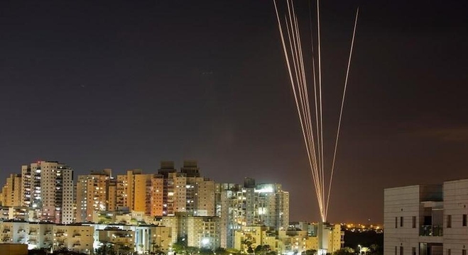 صواريخ المقاومة الفلسطينية من قطاع غزة نحو إسرائيل