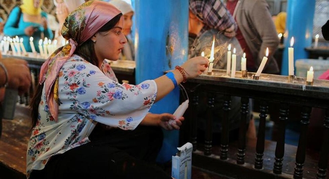 يهودية تضيء الشموع داخل الغريبة في جربة تونس