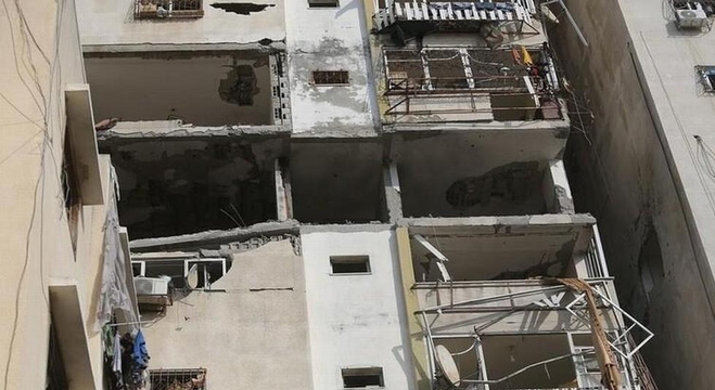 آثار استهداف شقة سكنية في برج فلسطين بمدينة غزة