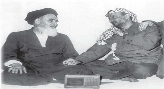 صورة تاريخية للزعيم الفلسطيني الراحل ياسر عرفات مع قائد الثورة الإسلامية في إيران آية الله الخميني