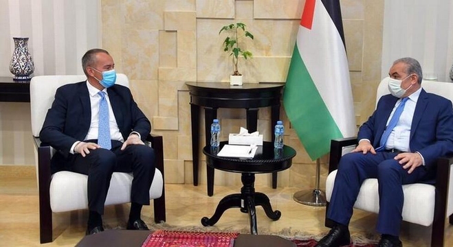 رئيس الوزراء الفلسطيني، محمد اشتية، والمنسق الخاص للأمم المتحدة لعملية السلام في الشرق الأوسط، نيكولاي ملادينوف