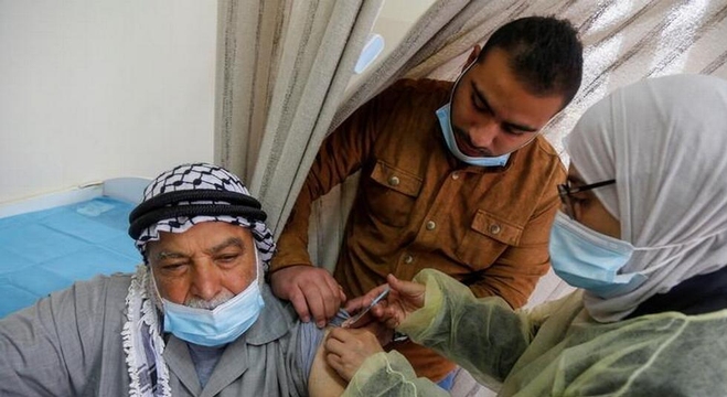 تطعيم الفلسطينيين في الضفة الغربية وقطاع غزة