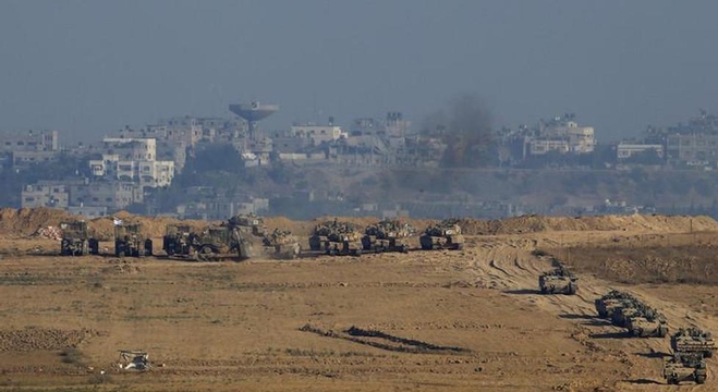 آليات عسكرية إسرائيلية على الحدود مع غزة