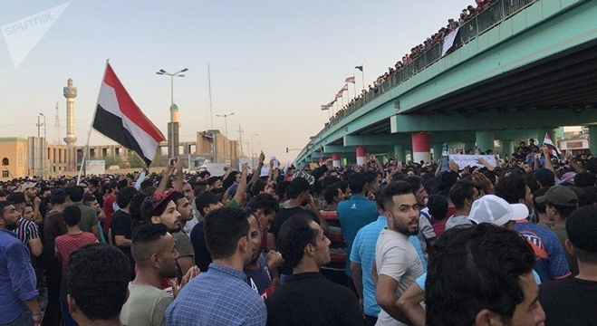 آلاف العراقيين