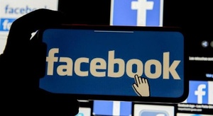 فيسبوك  يعتذر عن حظر