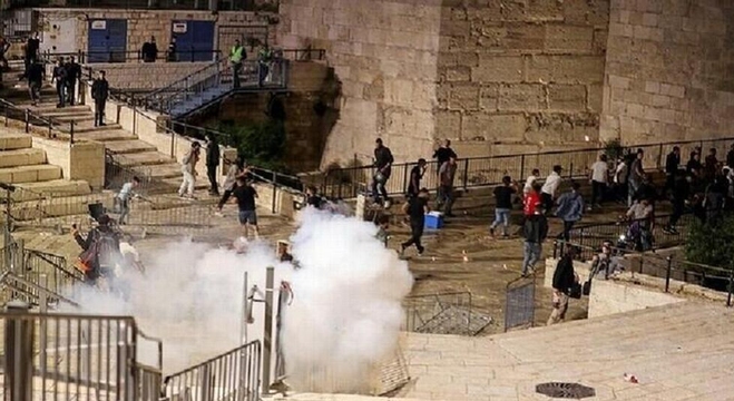 اشتباكات بين الشبان الفلسطينيين والأمن الإسرائيلي في القدس