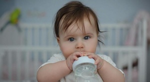 لماذا يشكل شرب الرضع