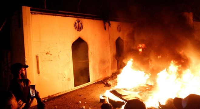 محتجون يضرمون النار بالقنصلية الإيرانية في النجف